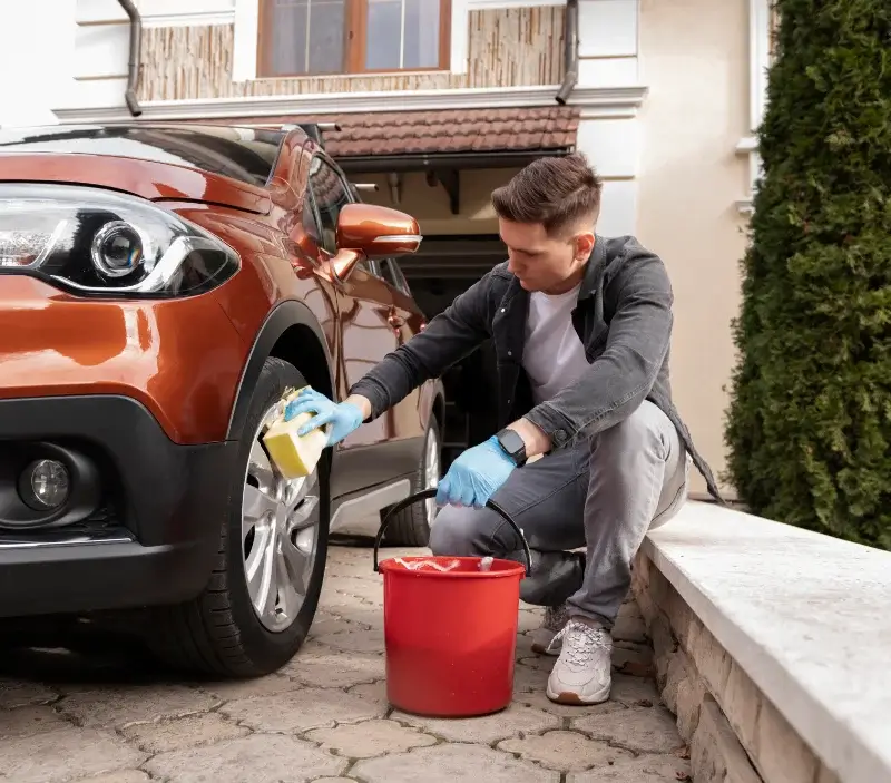 Lavage auto à domicile Roz-Landrieux : professionnel intervenant sur un véhicule